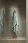 Serviette de bain Overlock | Vert Opaline / Noir