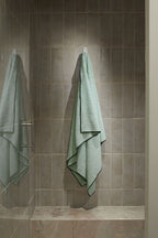 Serviette de bain Overlock | Vert Opaline / Noir
