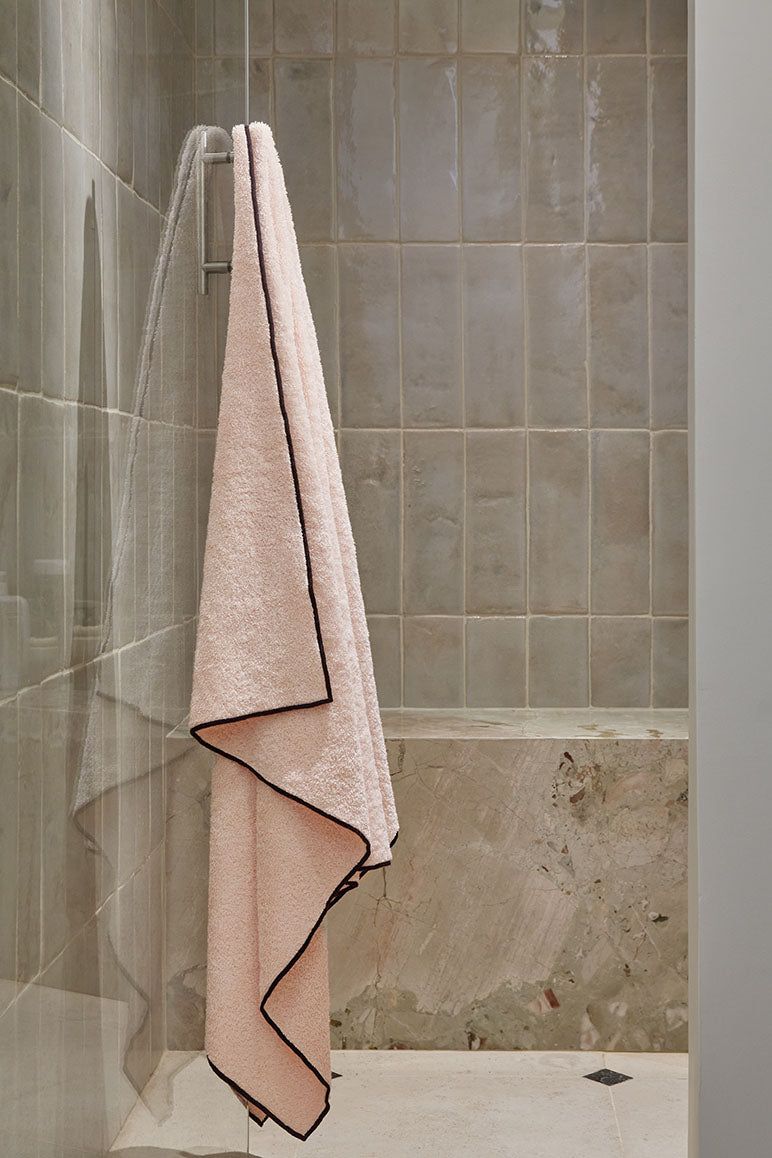 Serviette de bain Overlock | Rose Poudré / Noir