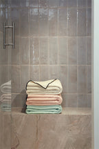 Serviette de bain Overlock | Rose Poudré / Noir