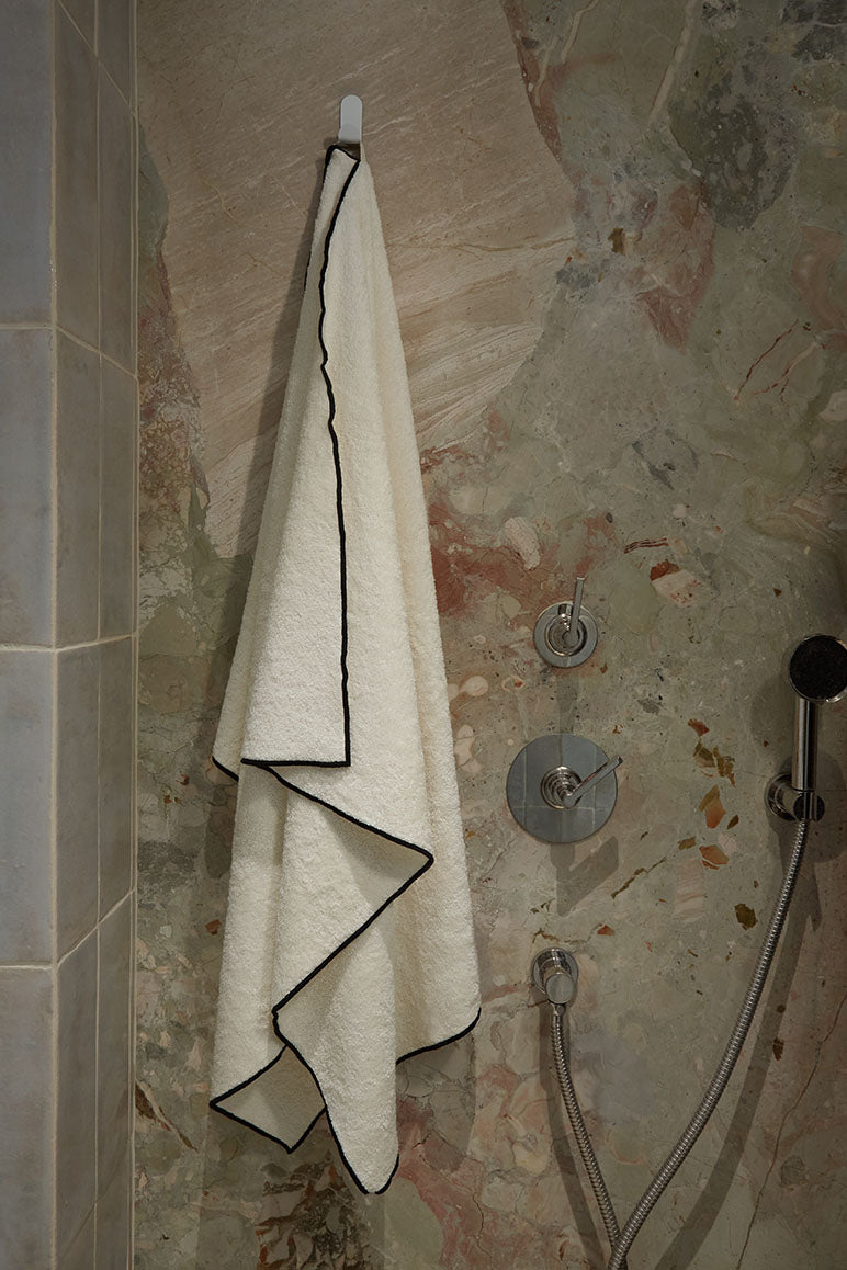 Serviette de bain Overlock | Ivoire / Noir