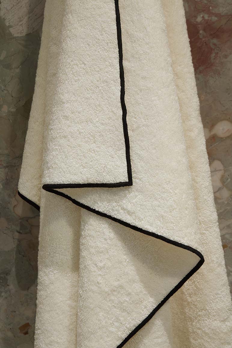 Serviette de bain Overlock | Ivoire / Noir