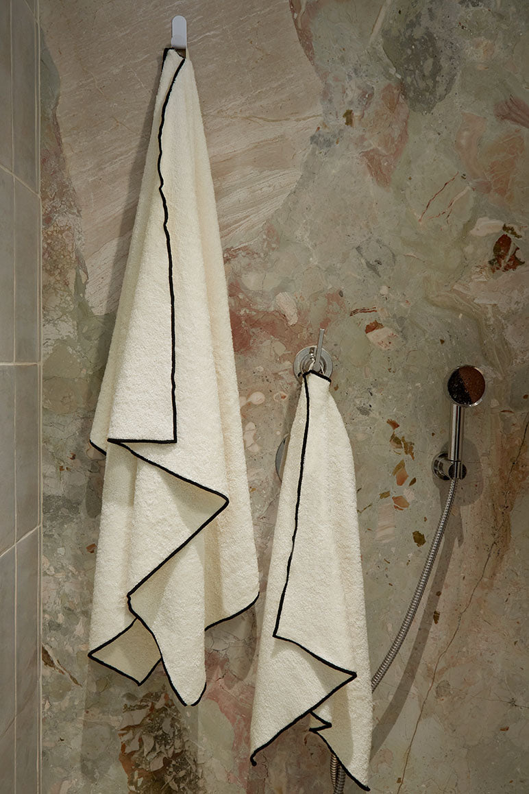 Serviette de bain Overlock | Ivoire / Noir