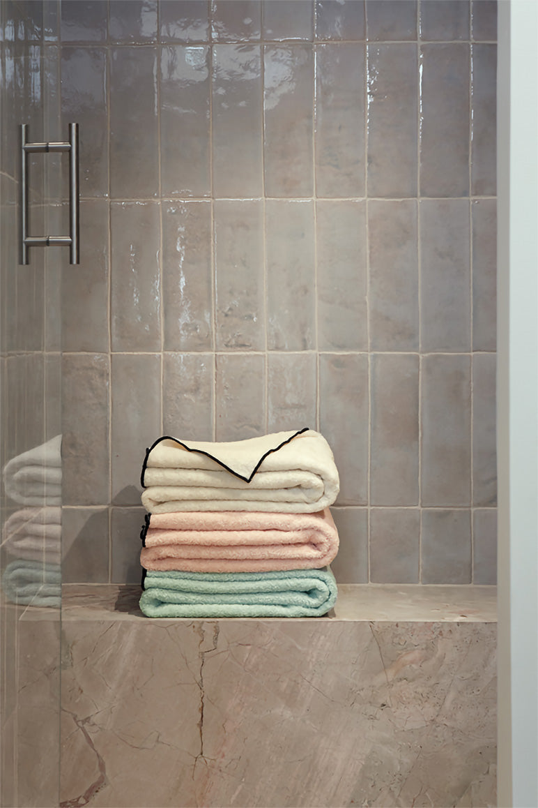 Serviette de bain Overlock | Ivoire / Noir