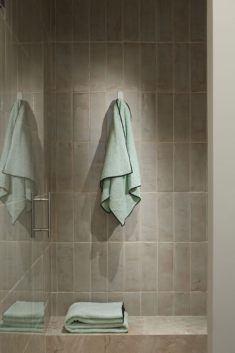 Serviette de toilette Overlock | Vert Opaline / Noir