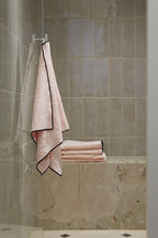 Serviette de toilette Overlock | Rose Poudré / Noir