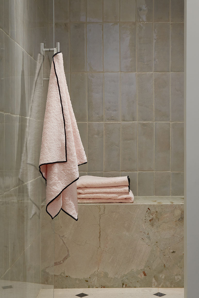 Serviette de toilette Overlock | Rose Poudré / Noir