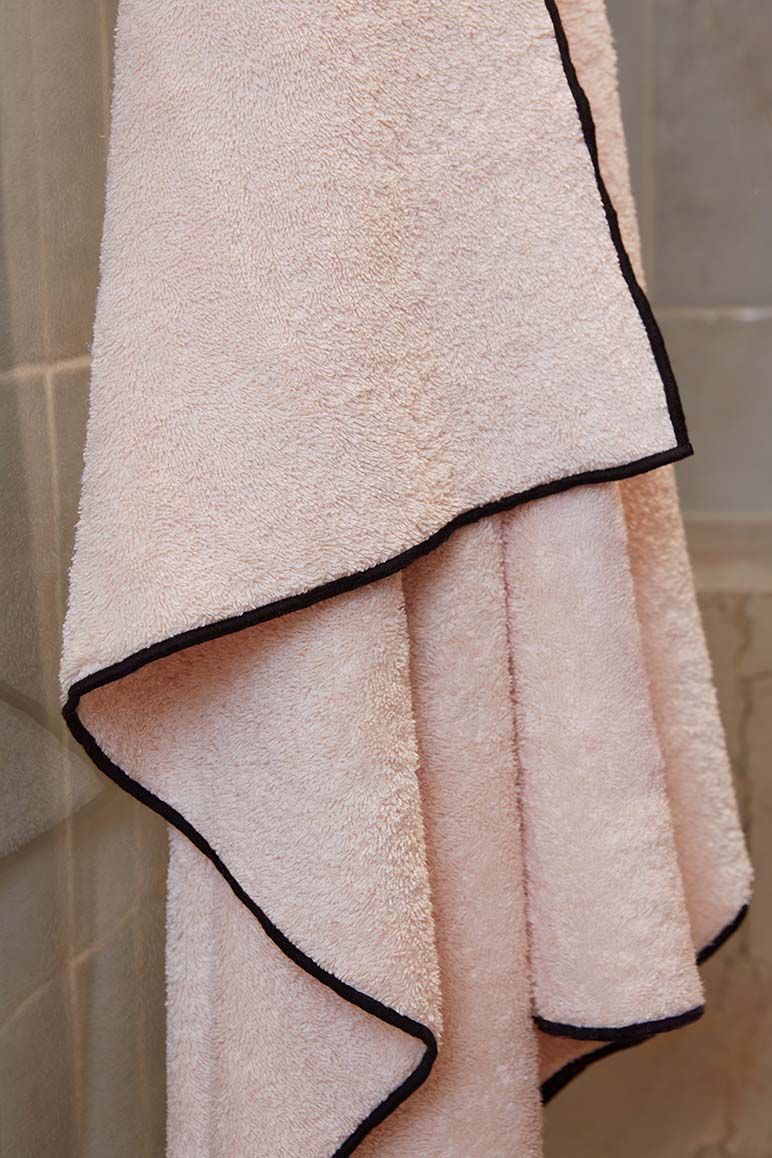 Serviette de toilette Overlock | Rose Poudré / Noir