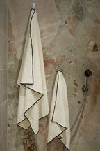 Serviette de toilette Overlock | Ivoire / Noir