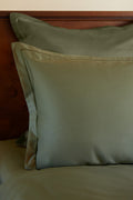 Paire de taies d'oreiller en satin | Vert Olive Bourdon Vert Olive