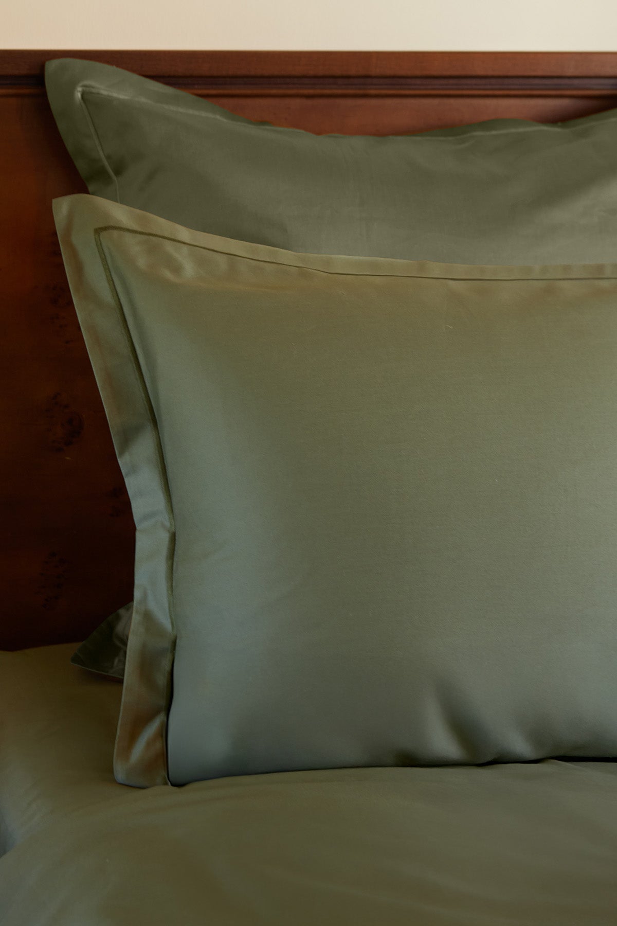 Paire de taies d'oreiller en satin | Vert Olive Bourdon Vert Olive