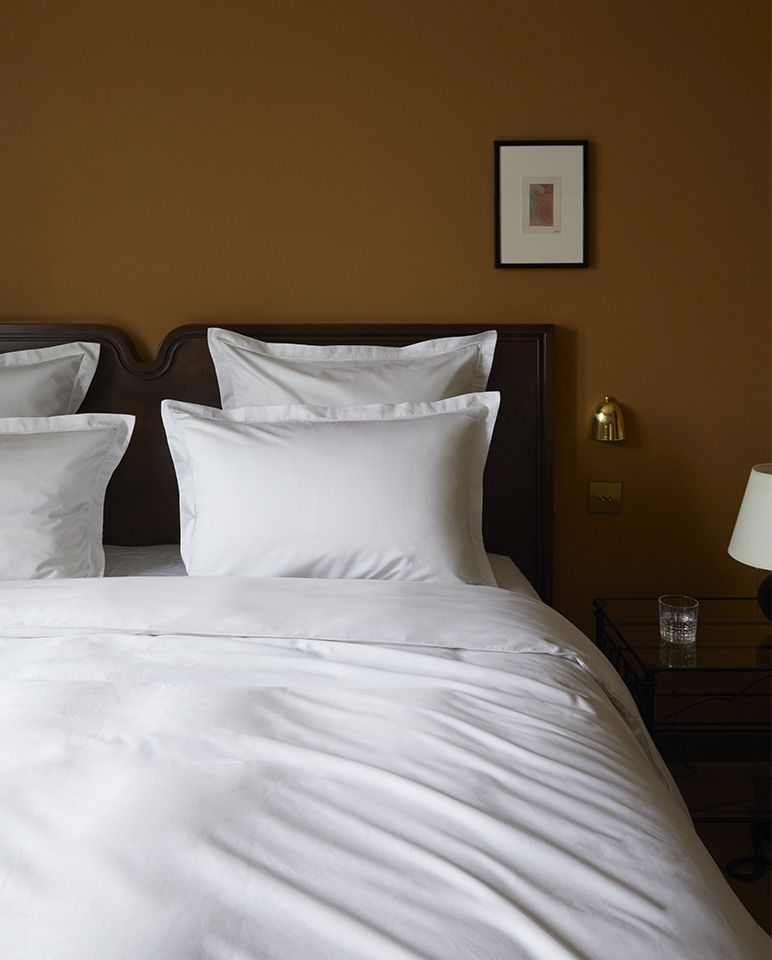 Satin Duvet Cover | White Bumblebee White