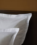 Paire de taies d'oreiller en satin | Blanc Bourdon Blanc