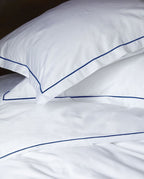 Paire de taies d'oreiller en satin | Blanc Bourdon Bleu Cobalt