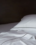 Paire de taies d'oreiller en satin | Blanc Bourdon Noir