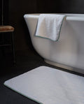 Tapis de bain | Blanc Liseré Bleu Givré