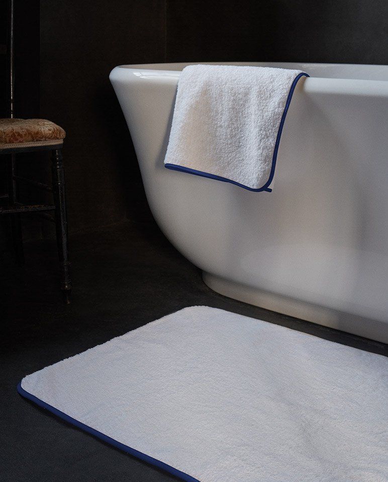 Tapis de bain | Blanc Liseré Bleu Cobalt