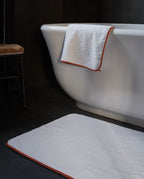 Tapis de bain | Blanc Liseré Rouge Brique