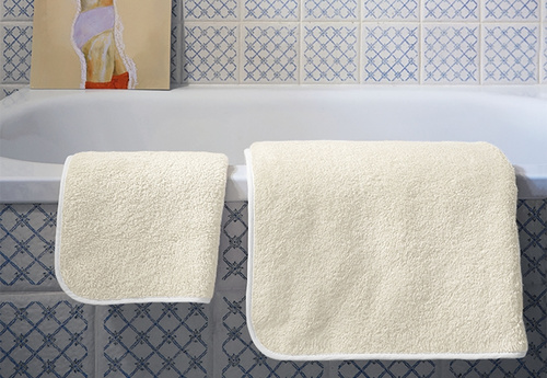 Le peignoir blanc avec liseré La Serviette Paris